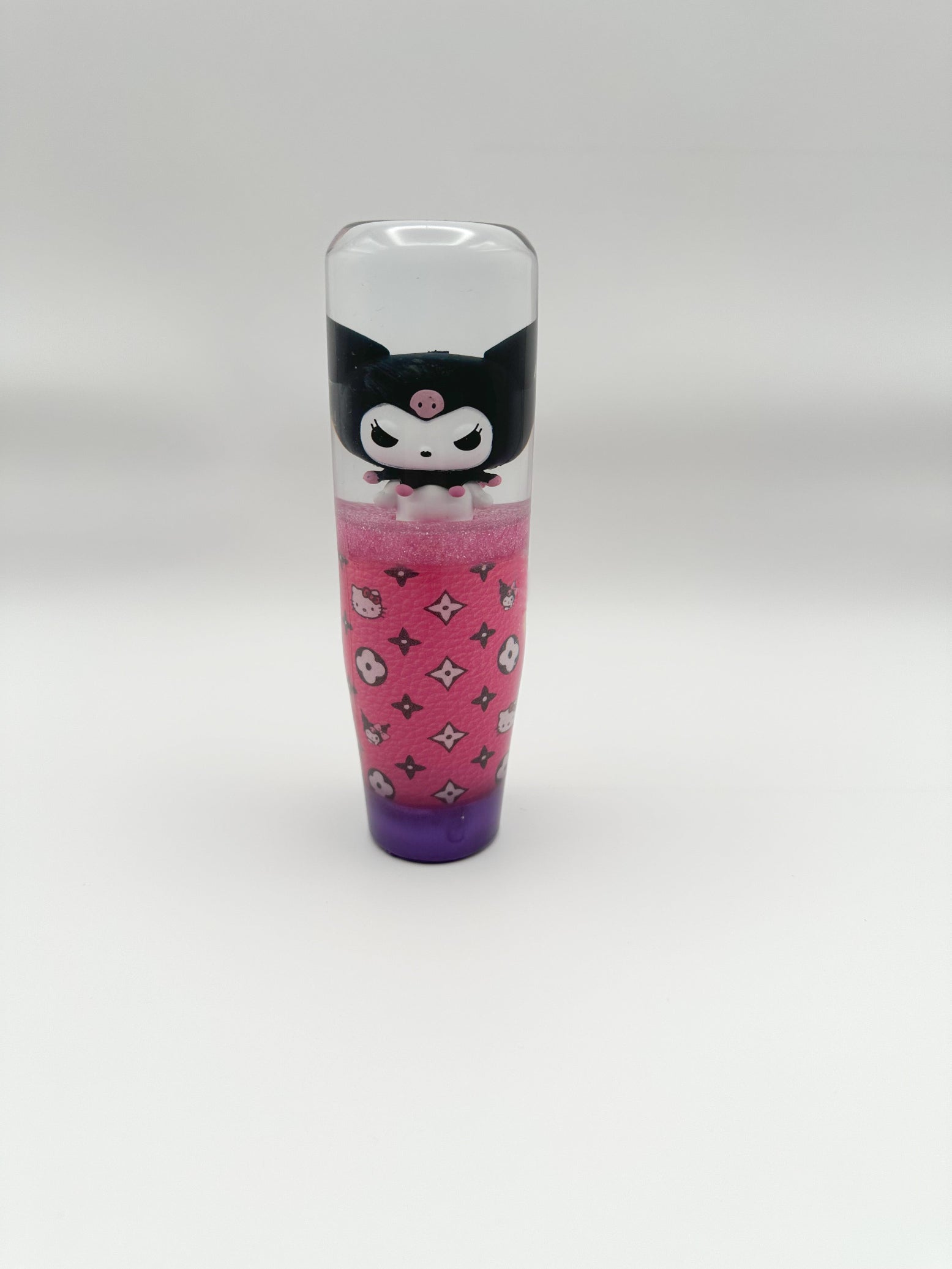 
Upgrade your car interior with the Kuromi x Hello Kitty resin shift knob. Lightweight, durable, and compatible with most manual and automatic transmissions. Perfect for Sanrio fans and car enthusiasts!