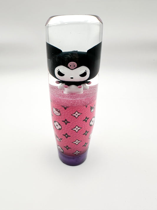 
Upgrade your car interior with the Kuromi x Hello Kitty resin shift knob. Lightweight, durable, and compatible with most manual and automatic transmissions. Perfect for Sanrio fans and car enthusiasts!